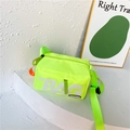 Borsa a tracolla in tela verde neon per bambini con scritta BAG e dettaglio arancione - Verde