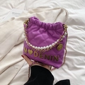Bolso saco acolchado morado para niña con cadena de perlas y logo dorado - Morado
