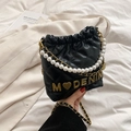 Bolso cubo acolchado negro para niña con cadena de perlas y adorno de letra M dorada - Negro