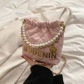 Bolso tipo cubo rosa acolchado para niña con asa de perlas y colgante de camelia - Rosa