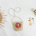 Mini sac bandoulière en paille pour enfant en beige avec breloque fleur rose en tissu - Rose
