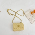 Gevoerde mini crossbodytas in lichtgeel met gouden draaisluiting voor meisjes - Geel