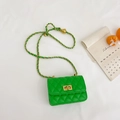 Groene mini gewatteerde crossbodytas met gouden ketting en metalen draaisluiting - Groen