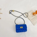 Helderblauwe gewatteerde mini-kettingtas met gouden bolsluiting en draaisluiting - Blauw