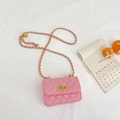 Mini sac bandoulière rose matelassé avec chaîne dorée et fermoir rotatif métallique chic - Rose