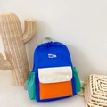 Mochila infantil de moda con bloques de colores en azul oscuro con bolsillos naranjas y verde - Azul