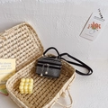 Mini bolso bandolera negro con pedrería, colgantes de perlas y cadena metálica - Diamante de imitación transparente