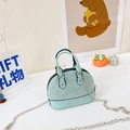 Mintgroene mini schelptas voor kinderen met glinsterende strass-steentjes en zilveren ketting - Cyaan