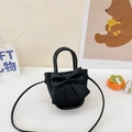 Mini bolso tipo cubo negro con lazo grande decorativo y correa de hombro ajustable - Negro