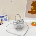 Mini bolso de mano plateado de PU para niñas con lazo grande, asa superior y correa cruzada - Plateado