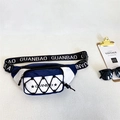 Sac de poitrine bicolore bleu marine et blanc pour garçon avec logo et cordon élastique - Blanc
