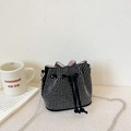 Funkelnde schwarze Strass-Beuteltasche mit Silberkette und rosa Futter für Mädchen - Schwarz