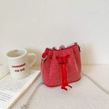Rote Beuteltasche mit funkelnden Strasssteinen und silberner Kettenträgerkette - Rot