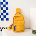 Gelbe Kinder-Brusttasche aus Canvas mit blauem Fashion-Logo und verstellbarem Gurt - Gelb