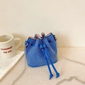Königsblaue Beuteltasche mit silbernen Strasssteinen und Metallkette für Mädchen - Blau