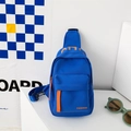 Dunkelblaue Canvas-Umhängetasche für Jungen mit orangem Aufdruck und sportlichem Design - Blau