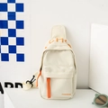 Beige Kinder-Brusttasche aus Segeltuch mit orangefarbenen Trägern und modischem Druck - Gebrochenes Weiß