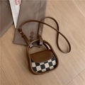 Mini borsa a tracolla marrone a quadri con finiture in pelle e tracolla regolabile - Marrone a Quadri