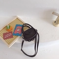 Minibolso bandolera negro de moda para niña con asa redonda y detalle de cadena - Negro