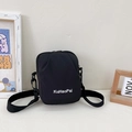 Bolso bandolera minimalista de lona negra con correa ajustable y logo KuHaoPai - Negro