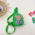 Bolso de pecho verde para niños con dibujo de oso y detalles de cuerdas azules - Verde