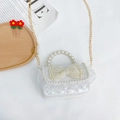 Minibolso plateado acolchado para niñas con asa de perlas y borde de encaje - Blanco