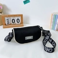 Sac bandoulière enfant noir demi-lune avec étiquette sport et sangle logo China - Noir