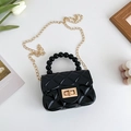 Gevoerde zwarte PVC minitas voor meisjes met parelhandvat en gouden ketting - Zwart
