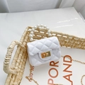 Mini borsa jelly bianco lucido con manico di perle, trama trapuntata e catena d'oro - Bianco