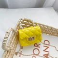 Mini borsa jelly giallo brillante con manico di perle e catena dorata trapuntata - Giallo