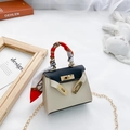 Minibolso estilo Kelly en beige y negro con asa de pañuelo de seda y cadena dorada - Negro