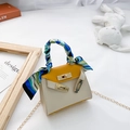 Mini bolso trapezoidal amarillo y blanco con asa de pañuelo floral y cadena dorada - Amarillo