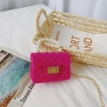 Bolso mini jelly rosa para niñas con textura tejida, asa de perlas y cadena dorada - Rosa Rojo
