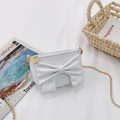 Bolso bandolera blanco para niña con lazo grande y cadena dorada con dije de corazón - Blanco