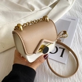 Mini bolso bandolera en beige y crema con cadena dorada y hebilla metálica fina - Caqui