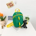 Grüner Dinosaurier-Kinderrucksack mit gelben Trägern und süßem Plüsch-Anhänger - Grün + Gelb