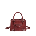 Sac à main moto rouge foncé avec rivets, texture grainée et garnitures métalliques - Rouge