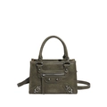 Détail du sac moto vert olive en similicuir texturé avec rivets argentés classiques - Vert