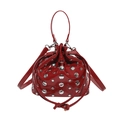 Sac seau en cuir verni rouge avec rivets métalliques argentés et bandoulière réglable - Rouge