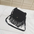 Mini bolso bandolera infantil con flecos negros y detalle de metal dorado chic - Negro