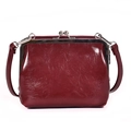 Makroansicht der weinroten Retro-Doktortasche aus glänzendem Faltenleder mit Metallclip - Fuchsie