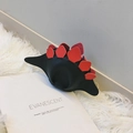 Sac bandoulière dinosaure noir pour enfants avec plaques de stégosaure rouges en cuir mat - Noir