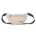Minimalistische beige heuptas voor kinderen met rode Spure-letters en zwarte riem - Wit