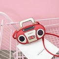 Bolso retro con forma de radio en rojo con asa dorada y detalles de altavoz vintage - Rojo