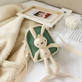 Borsa a tracolla bimbo in tela verde con peluche a coniglietto beige e dettagli nappine - Verde