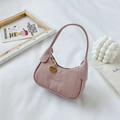 Mini sac baguette pour enfant en cuir PU rose lotus avec un pendentif cœur doré chic - Rose