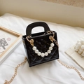 Bolso acolchado de charol negro para niña con asa de perlas y correa de cadena oro - Negro