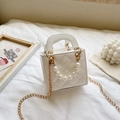 Mini bolso bandolera de charol blanco con asa de perlas y diseño acolchado - Blanco