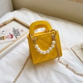 Bolso bandolera de charol amarillo brillante con acolchado y asa de perlas - Amarillo