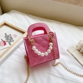 Rosa Lackleder Stepptasche für Mädchen mit Tragegriff aus weißen Perlen und Goldkette - Rosa
